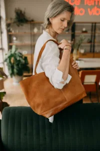 Descubra as vantagens das bolsas de camurça bovina: estilo, durabilidade e versatilidade para o dia a dia que nunca sai de moda!
